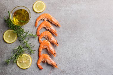 Taş zeminde karides. Biberiye ve limonlu ızgara karides.. 