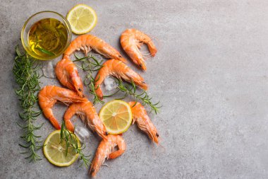 Taş zeminde karides. Biberiye ve limonlu ızgara karides.. 