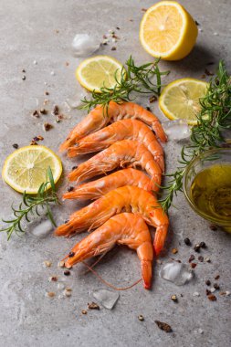 Taş zeminde karides. Biberiye ve limonlu ızgara karides.. 