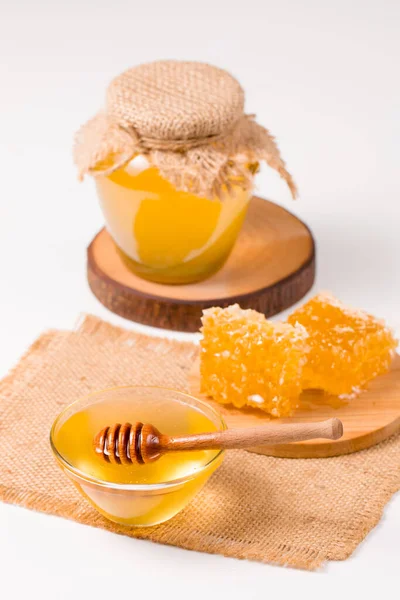 Μέλι Στάζει Από Μια Ξύλινη Χύτρα Μελιού Λευκό Φόντο Έννοια — Φωτογραφία Αρχείου