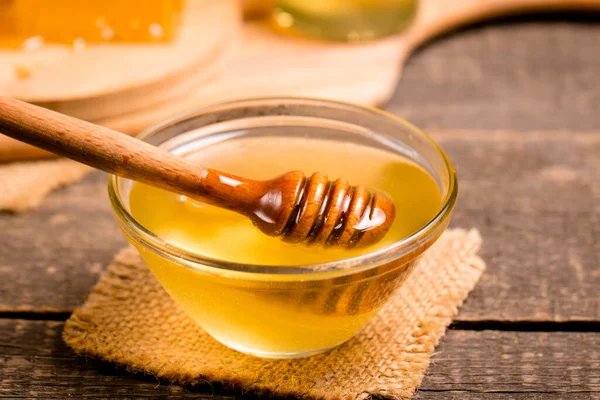 Honey Dripping Honey Dipper Wooden Rustic Background — Stockfoto