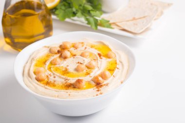 Bir tabakta nohut, füme kırmızı biber, zeytinyağı ve... 