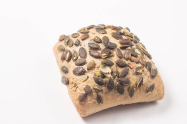 Beyaz masa arkaplanında tohum olan taze ekmek. Fırın. Gıda güvenliği kavramı. 