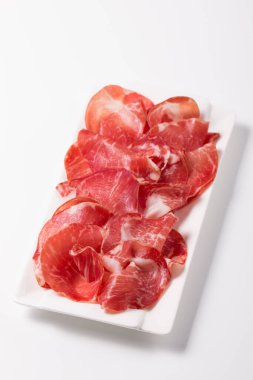 İtalyan usulü kopa, capocollo, capicollo veya biberiyeli jambon dilimleri. Çiğ yemek..  