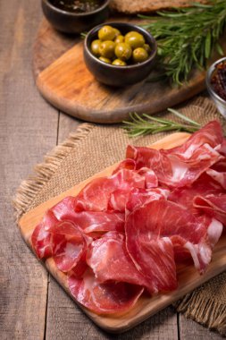 İtalyan usulü kopa, capocollo, capicollo veya biberiyeli jambon dilimleri. Çiğ yemek..  