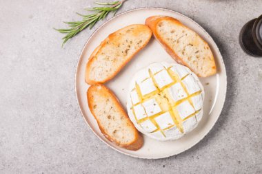 Fırınlanmış peynirli krema. Kızarmış peynir, tost ve biberiye.. 