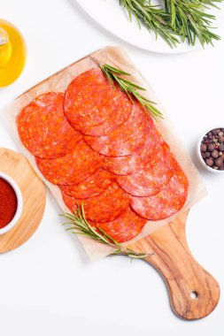 Chorizo sosis ve salam, ince kesim. Baharatlı, biberiyeli ve zeytinli İspanyol salamı. Baharatlı yemek. Antipasto ve aperatif et. 