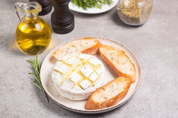 Baked Camembert Soft Cheese Grilled Brie Toasts Rosemary — Stockfoto