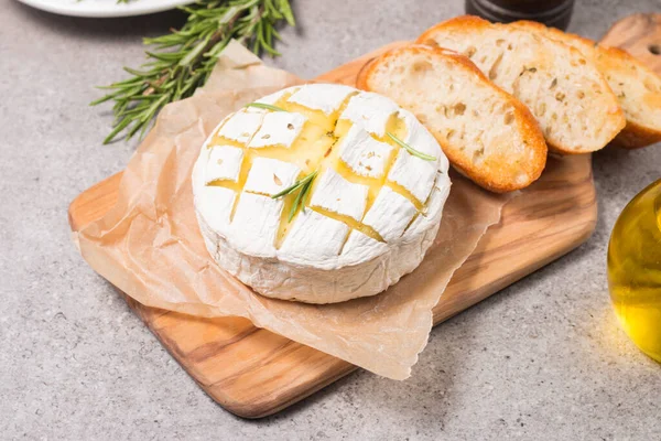 Baked Camembert Soft Cheese Grilled Brie Toasts Rosemary — ストック写真