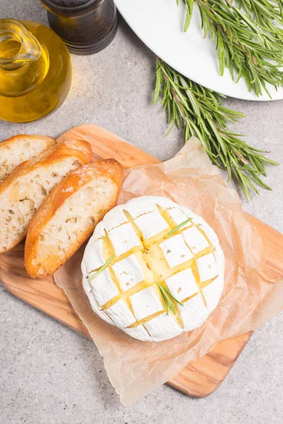 Baked Camembert Soft Cheese Grilled Brie Toasts Rosemary — Stockfoto