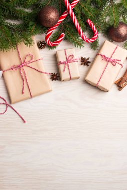 Yılbaşı ve Noel hediyeleri bir ağacın altında. Kış tatili kavramı.