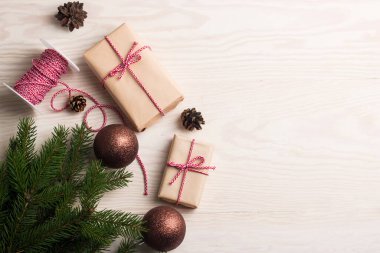 Yılbaşı ve Noel hediyeleri bir ağacın altında. Kış tatili kavramı.