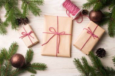 Yılbaşı ve Noel hediyeleri bir ağacın altında. Kış tatili kavramı.