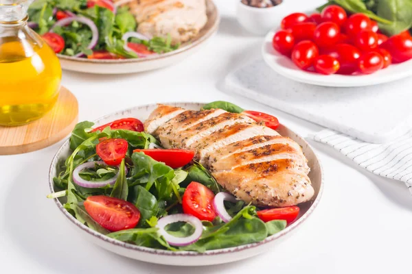 Salad Grilled Chicken Fillet Meat Fresh Vegetables Spinach Ruccola Red — 图库照片