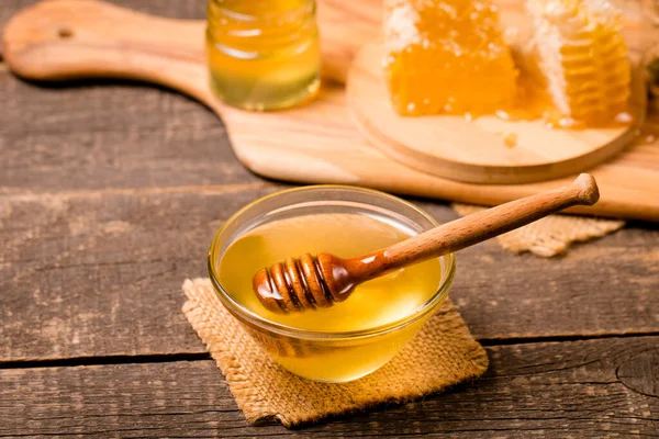 Honey Dripping Honey Dipper Wooden Rustic Background — Fotografia de Stock