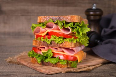 Jambonlu sandviç, peynirli, domatesli ve marullu.. 