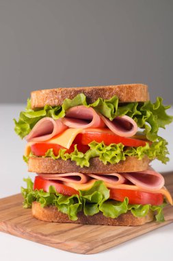 Jambonlu sandviç, peynirli, domatesli ve marullu.. 