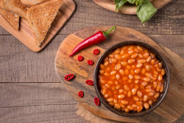 Ahşap masa arkasında acılı fasulye. Böbrek fasulyesi ve sebze Meksika yemeği.. 