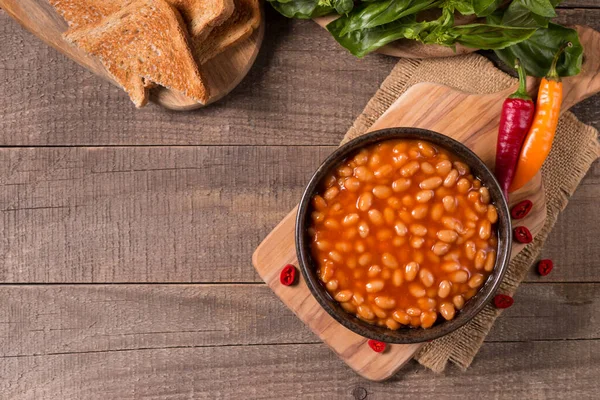 Ahşap masa arkasında acılı fasulye. Böbrek fasulyesi ve sebze Meksika yemeği.. 