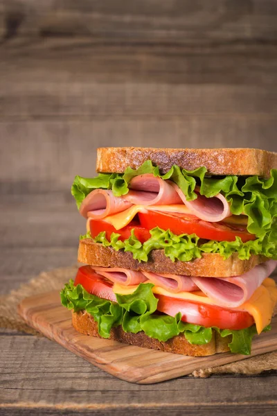 Клубний Бутерброд Шинкою Сиром Помідорами Салатом — стокове фото