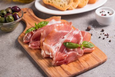 İnce dilim prosciutto 'ya yaklaş. İtalyan yemeği. 