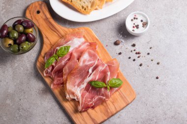 İnce dilim prosciutto 'ya yaklaş. İtalyan yemeği. 
