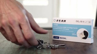 Evden çıkarken anahtarlar, yüz maskesi ve hızlı antijen testi alınır.