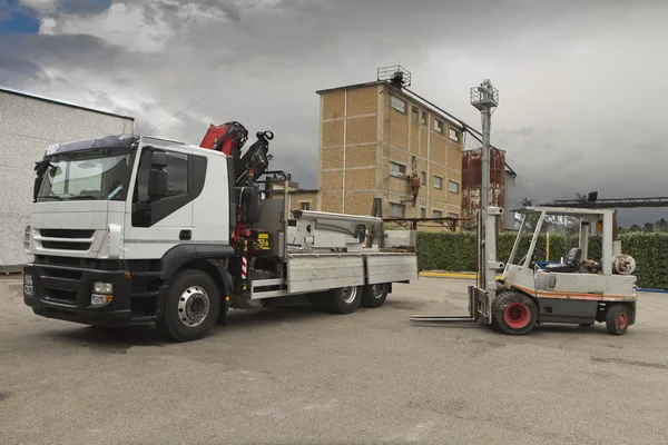 Carrello elevatore carico withe camion — Foto Stock