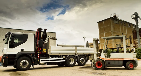 Fork lift yük ile camion — Stok fotoğraf