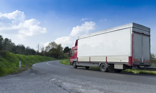 Kamion az úton, az olaszországi Toszkána — Stock Fotó