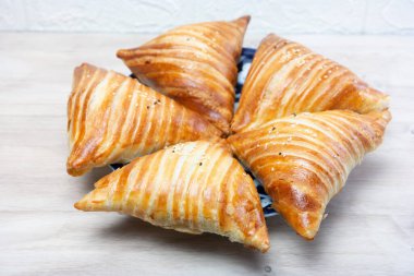 Samosa, samsa etli turta, doğu usulü. Özbek ulusal yemeği samosa.