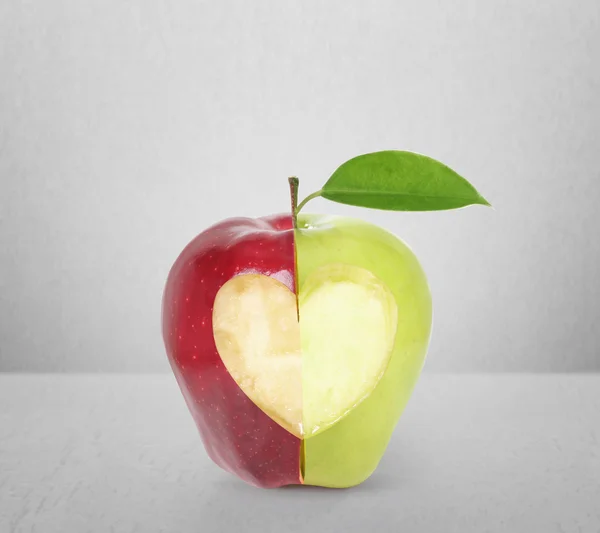 Manzana con forma de corazón —  Fotos de Stock