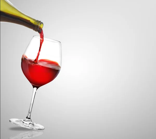 Vino rosso versando — Foto Stock