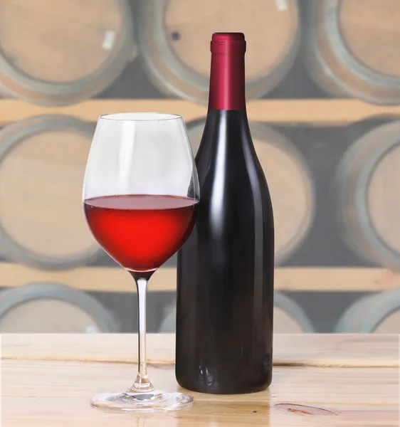 Botella de vino tinto, una copa — Foto de Stock