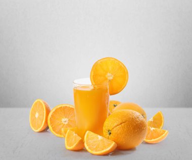 portakal suyu ve dilimler