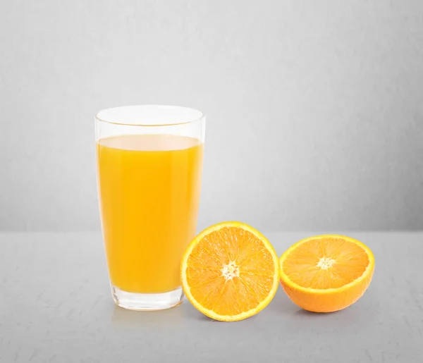 Orange juice and slices — Stock Photo, Image