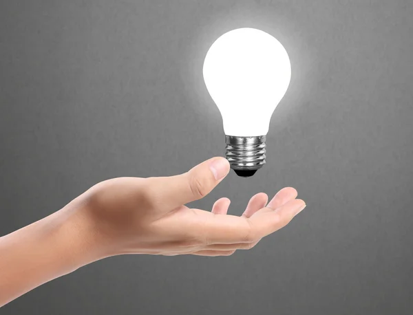 Ideas bombilla de luz en la mano — Foto de Stock