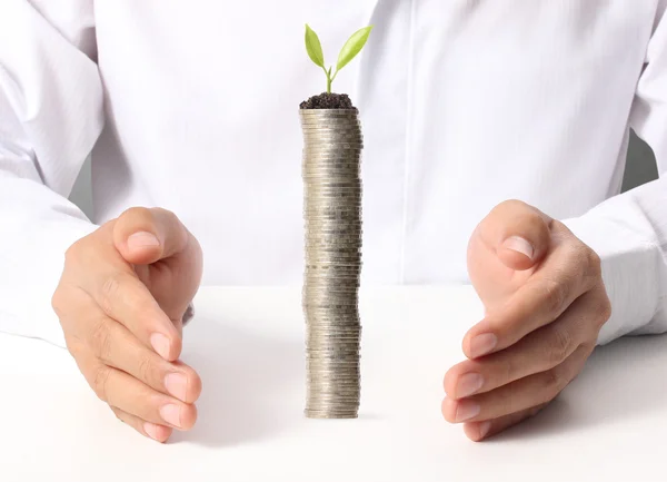 Moneda a dinero en mano — Foto de Stock