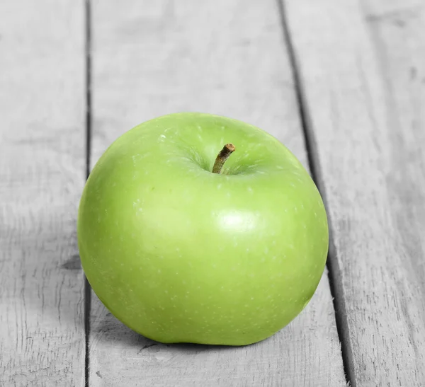 Jabłko na drewno — Zdjęcie stockowe