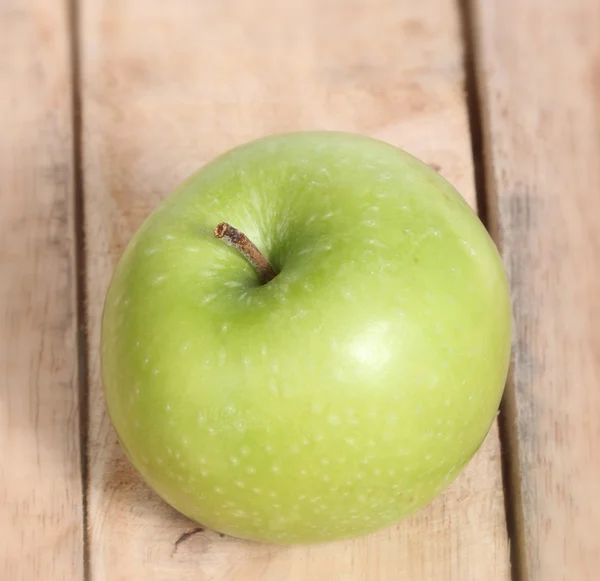 Apple op een hout — Stockfoto