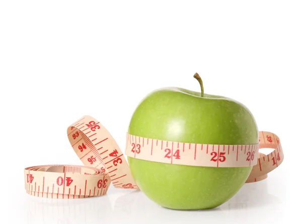 Pommes vertes mesurées le mètre sur blanc — Photo