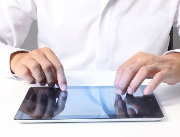 Beröring skärm tavlan och visar tablett i hand — Stockfoto