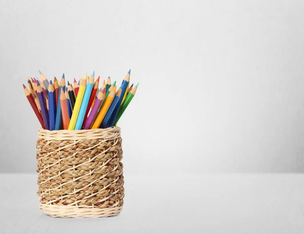 Barevné tužky a pera v váza — Stock fotografie
