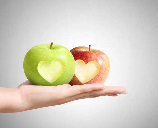 Ruce drží jablko — Stock fotografie