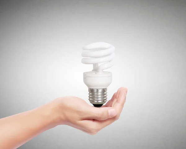 Glödlampa i handen — Stockfoto