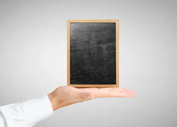 Empresário segurando quadro-negro em branco — Fotografia de Stock