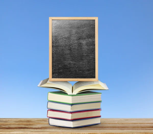 Tafel auf Buch mit Holzrahmen — Stockfoto