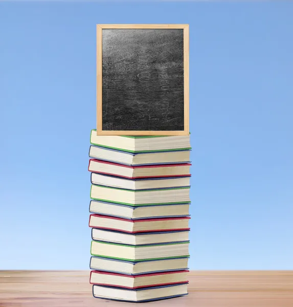 Tableau noir sur livre avec cadre en bois — Photo