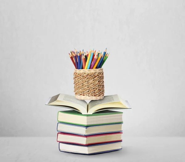 Färg pennor öppen bok — Stockfoto