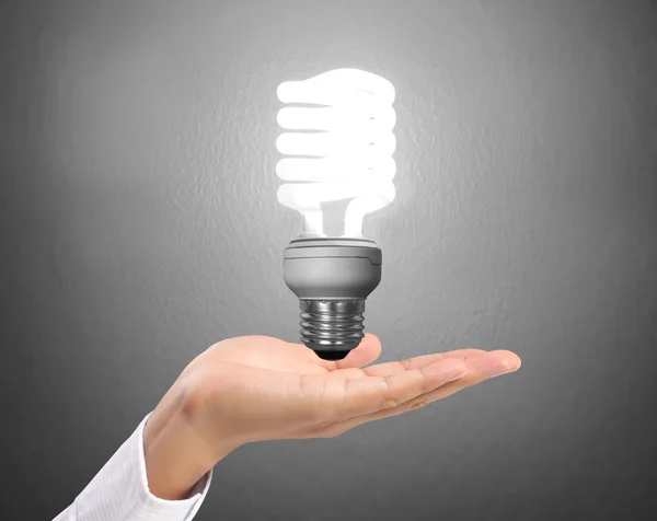 Ideas bombilla de luz en la mano — Foto de Stock